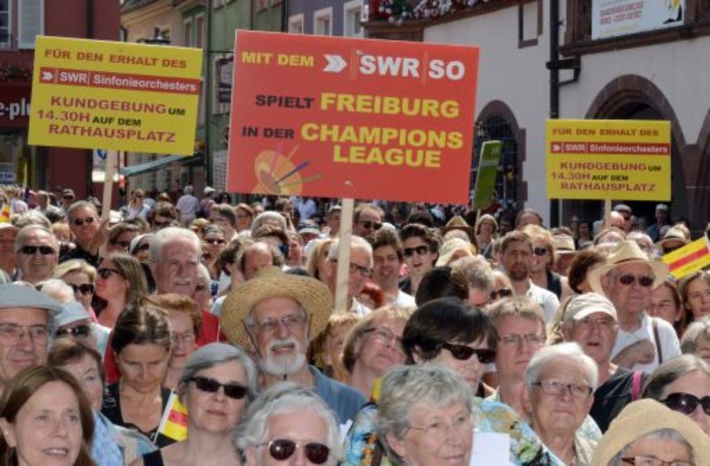 In Freiburg haben mehrere hundert Menschen gegen die Orchesterfusion protestiert. Foto: dpa