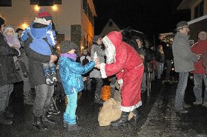 Auch der Nikolaus besuchte das Weihnachtsgässle. Foto: Frütel Foto: Schwarzwälder-Bote