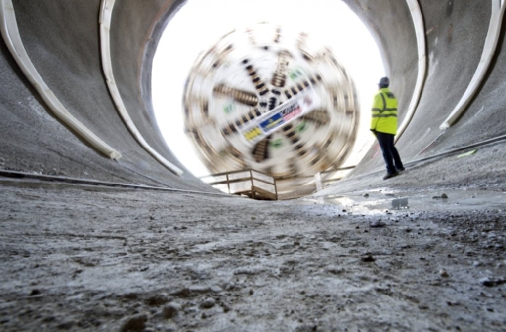 Das Schneiderad einer Tunnelvortriebsmaschine wird am Samstag am Tag der offenen Baustelle am Boßlertunnel in Aichelberg gedreht.