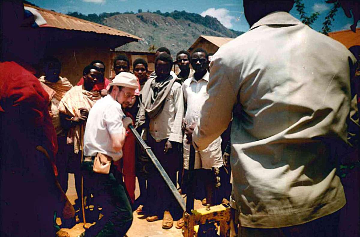 Pfarrer Bueb beim Backsteinpressen in Tansania.