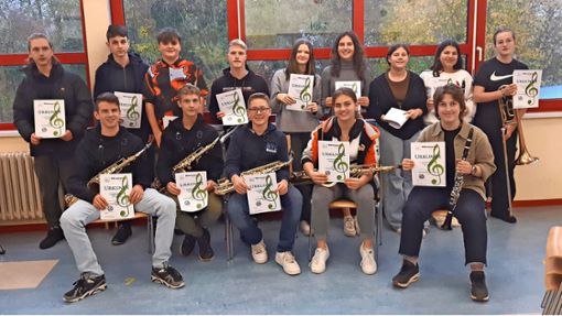 Die jungen Musiker mit ihren Urkunden zum bestandenen Kurs. Foto: Schmidt