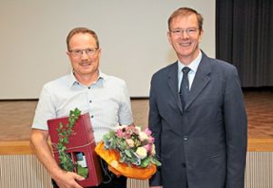 Nach knapp zehn Jahren als Kämmerer bei der Gemeinde Schopfloch wurde Heiko Meixner (links) von Bürgermeister Klaas Klaassen in der jüngsten Gemeinderatssitzung verabschiedet.  Foto: Ade Foto: Schwarzwälder Bote