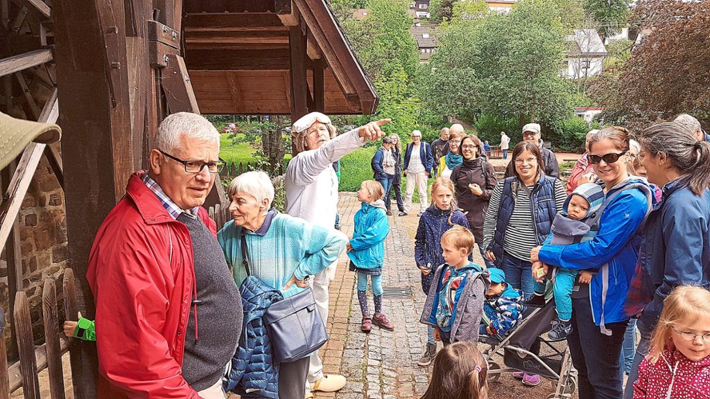 Der Müller (Mitte, Klaus Richter) erklärt den Besuchern alles über die Kirnachmühle. Fotos: Schimkat