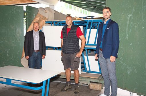 Einen Container vollgepackt mit Schulmöbeln spendet die Stadt Neuenbürg für die Realschule in Ahrweiler. Bürgermeister Horst Martin (von links), Hausmeister Egbert Müller und Hauptamtsleiter Fabian Bader begutachten die Ladung. Foto: Helbig