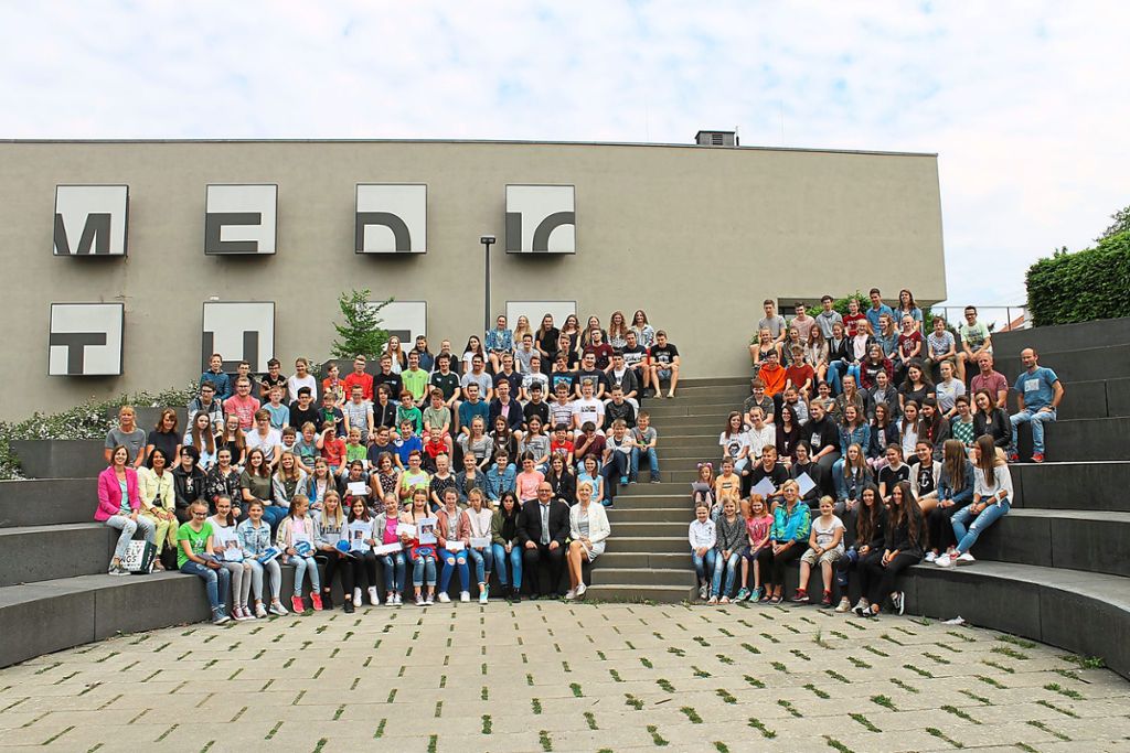 Weit mehr als 200 Schüler und auch einige Lehrkräfte   hat Balingens Oberbürgermeister ausgezeichnet. Foto: Luppold Foto: Schwarzwälder Bote