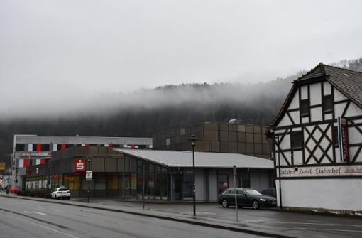 Der Bau mit Pultdach zwischen der Sparkasse und dem Lindenhof beherbergte das Reisebüro Schweizer. Jetzt steht er leer. Foto: Schülke
