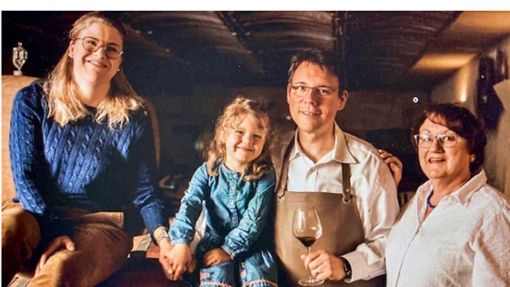 Ein Familienporträt: Stéphanie de Longueville und Markus Drautz mit ihrer Tochter und der Oma im Barriquekeller des Weinguts. Foto: Weingut Drautz-Able