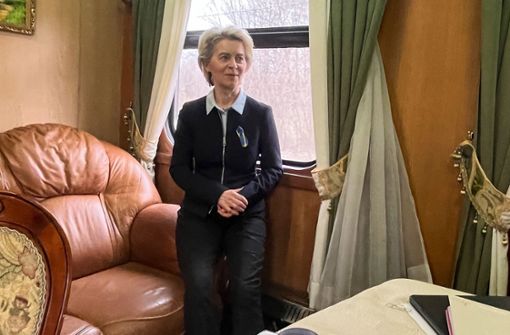 Kommissionschefin Ursula von der Leyen auf dem Weg nach Kiew. Foto: Michael Fischer/dpa