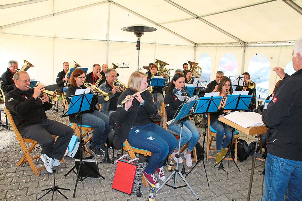 Jugendliche und erwachsene Mitglieder des Musik- und Trachtenvereins Neuhausen unterhalten die Gäste.