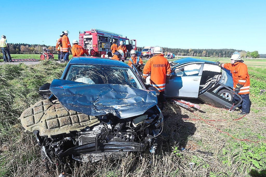 Zwei völlig zerstörte Fahrzeuge fanden die Einsatzkräfte an der Unfallstelle vor.