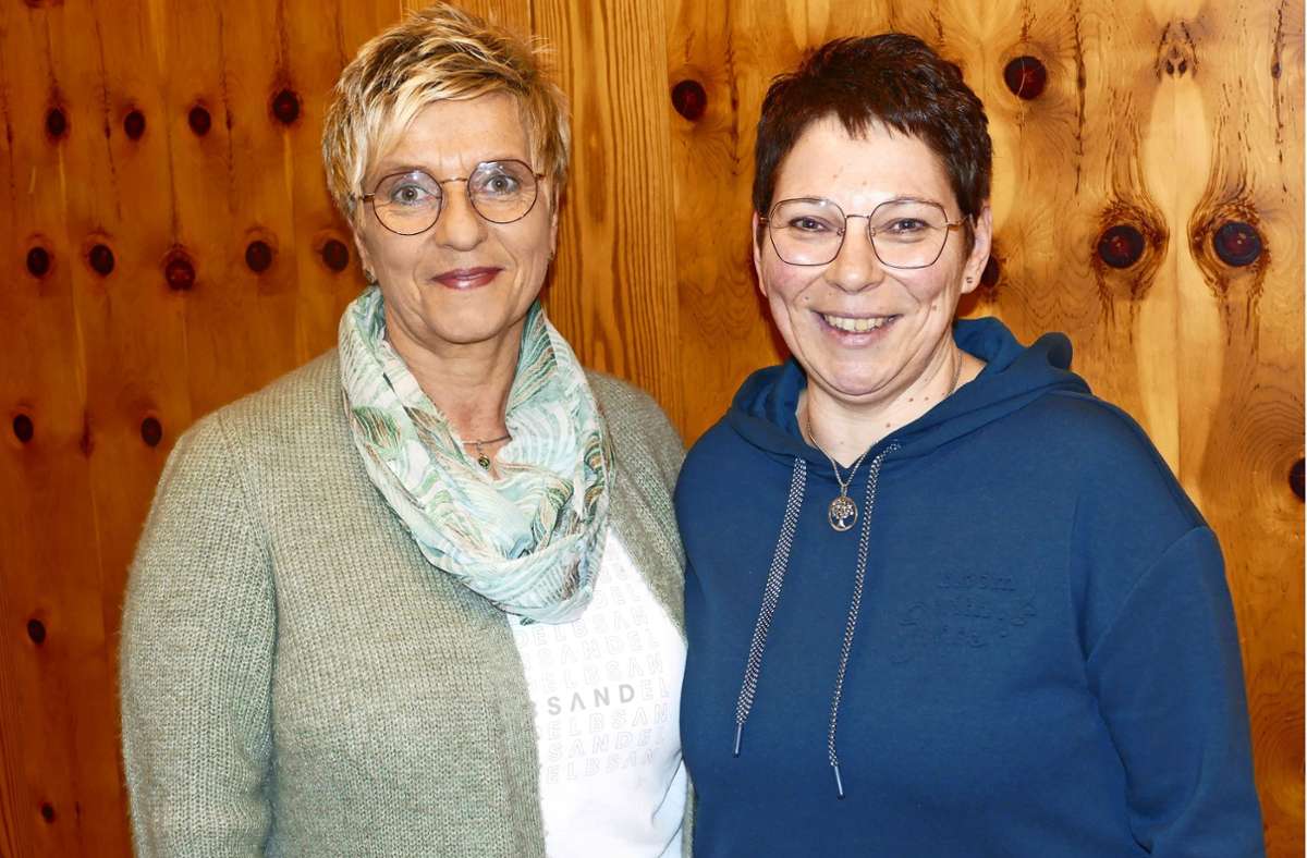 Sylvia Faller (links) und Sandra Hirth leiten den Trauerkreis, der sich einmal im Monat im Gemeindehaus Bräunlingen trifft. Dabei sind sie selbst Trauernde, die ihren Verlust ebenfalls in den Gesprächen aufarbeiten. Foto: Rainer Bombardi