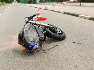 Entzwei gebrochen ist das Motorrad des Fahrers, der am 16. Juni mit hohem Tempo verunglückte. Foto: Eyrfich