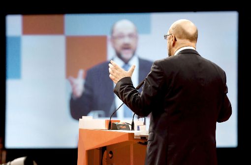 Reden, überzeugen, beschwören: Martin Schulz versucht, der gebeutelten SPD Kraft und Zuversicht zu geben. Foto: AFP, dpa (2)