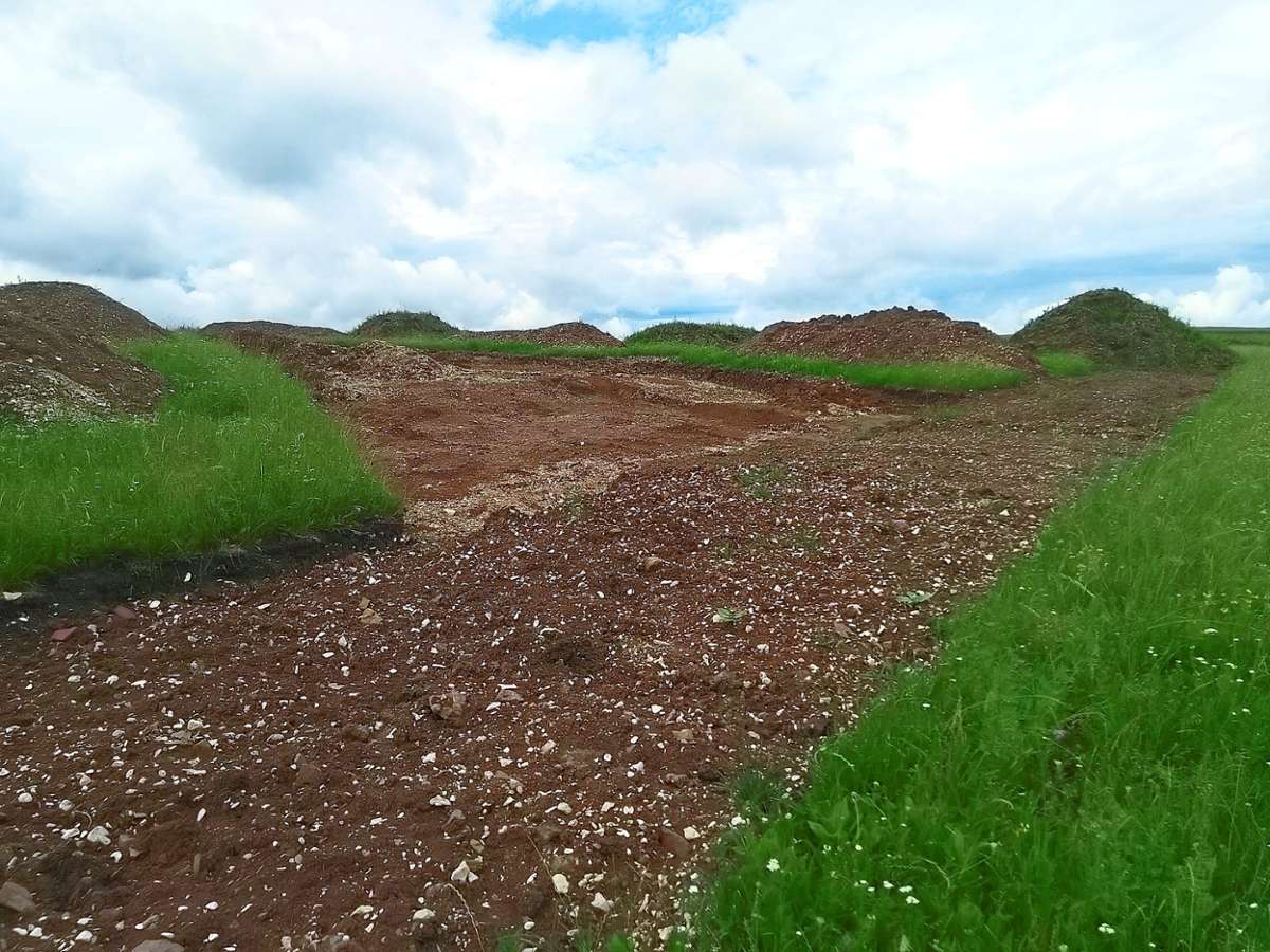 Die Spuren von den archäologischen Grabungen im Baugebiet Brunnenrain sind noch deutlich sichtbar.Foto: Kost Foto: Schwarzwälder Bote