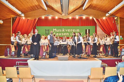 Tosenden Beifall  gab es für das Orchester des Musikvereins Hausen unter der Leitung von Dirigent Simon Riehle.  Foto: Eule Foto: Schwarzwälder Bote