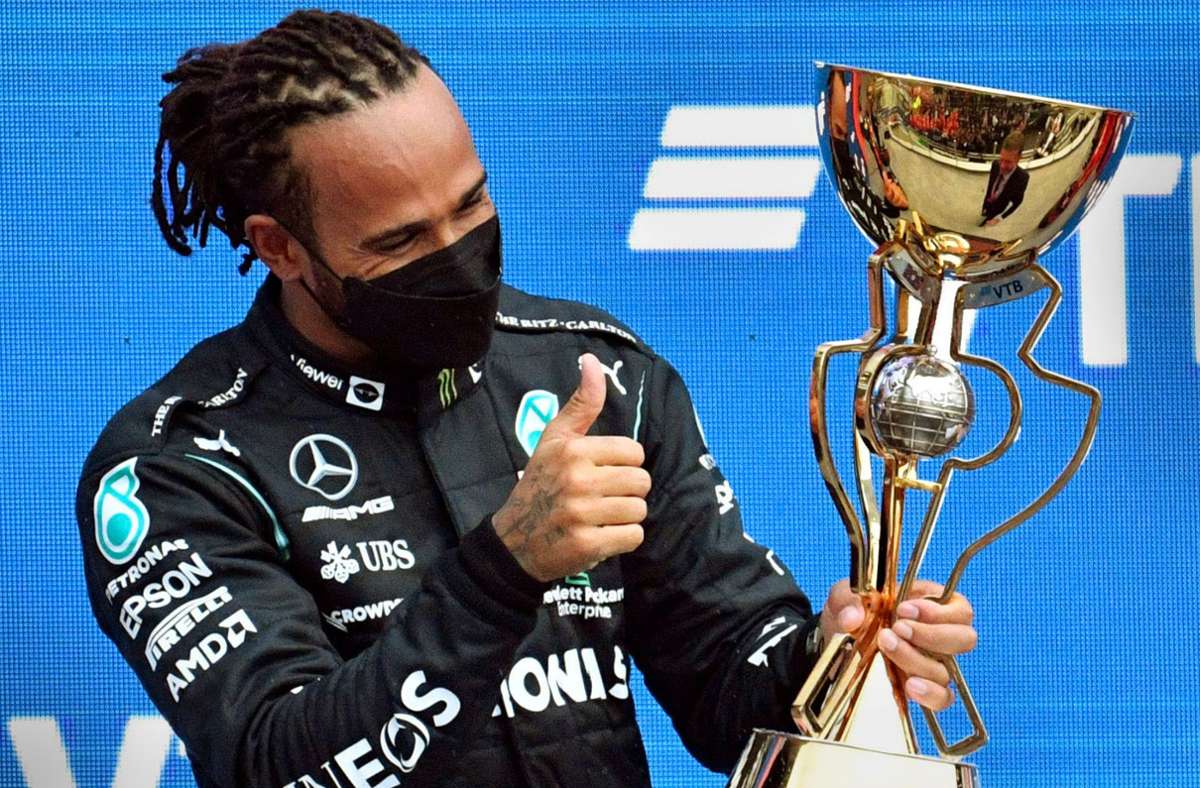 Lewis Hamilton freut sich in Sotschi über seinen 100. Grand-Prix-Sieg.