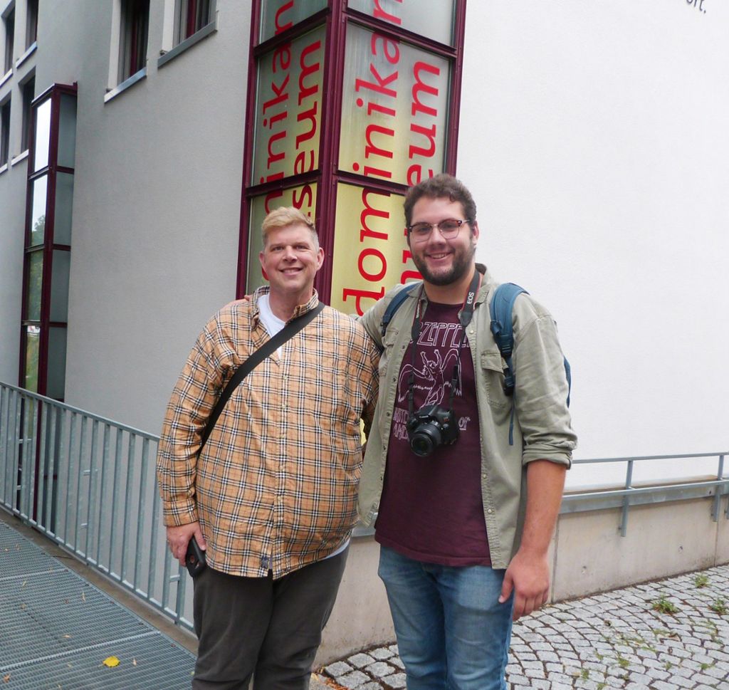 Michael Strelo-Smith und Trevor Haumschilt (rechts) vor dem Dominikanermuseum. Sie sind fasziniert von der historischen Innenstadt.