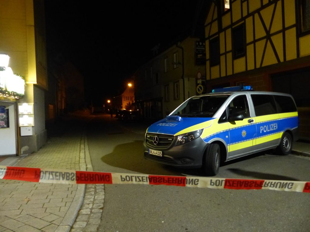 Die Polizei befindet sich am Freitagabend bei einem Einsatz in der Weidenbächlestraße. Die Straße ist von der Kreuzung Bahnhofstraße bis hin zur Hebelstraße abgesperrt.