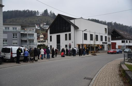 Bereits eine Stunde vor Beginn hat sich eine Menschenschlange vor dem Rathaus gebildet. Foto: Wagner