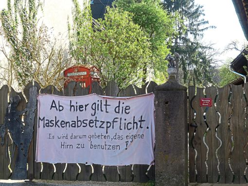 Andreas Rehwinkel hat vor seinem Grundstück in der in Meißenheim in der Hirtenstraße ein Plakat aufgehängt. Er ist der Meinung, das Tragen der Maske sei ungesund.  Foto: Bohnert-Seidel