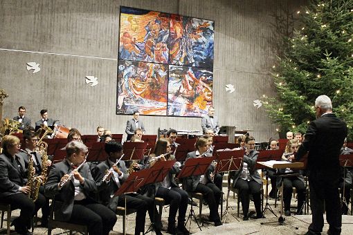Mit ihrem Festlichen Konzert in der katholischen Kirche hat die Hornberger Stadtkapelle die Besucher am Samstag vorweihnachtlich beschenkt.   Foto: Störr