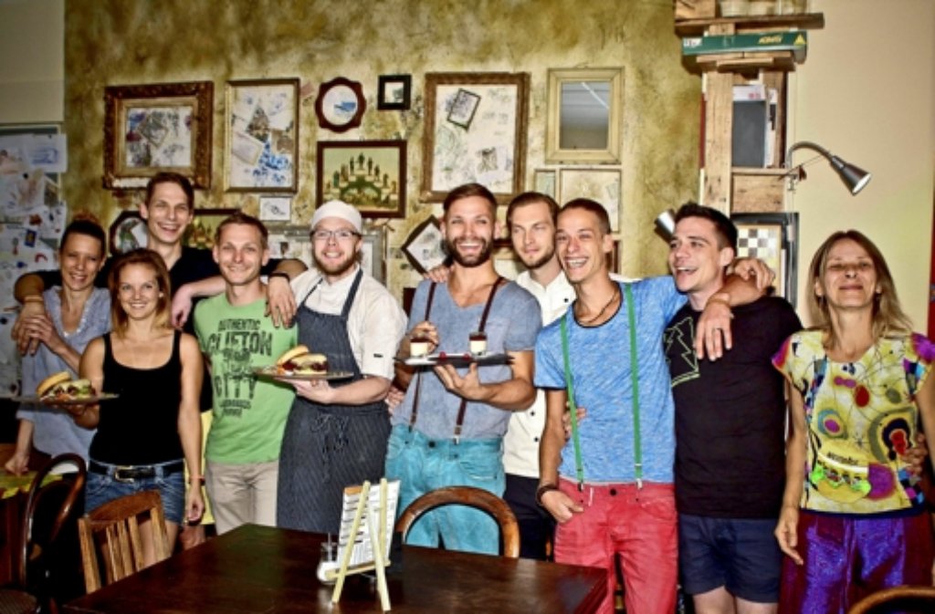 Die Brüder Lukas (1), Moritz (2), Daniel (3) und Clemens (4) Fleig haben sich ihren Traum vom eigenen Burger-Restaurant erfüllt– und mit ihrem Team  derzeit gut lachen. Foto: Stefan Klein
