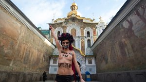 Femen-Aktivistin zieht bei klirrender Kälte blank