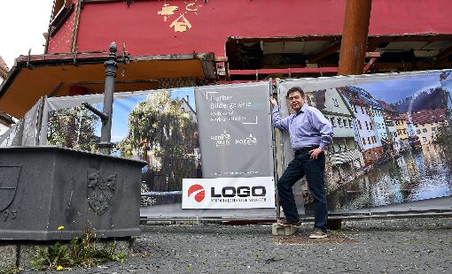 City-Manager Thomas Kreidler versteckt das Loch in der Fassade des Lotzer-Hauses hinter Werbebannern. Foto: Hopp