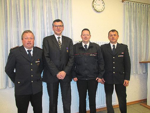 Steinachs Bürgermeister Frank Edelmann (Zweiter von links) hat sich seit 2001 für die Feuerwehr eingesetzt. Dafür wurde ihm nun die Feuerwehr-Ehrenmedaille verlieren.    Foto: Müller