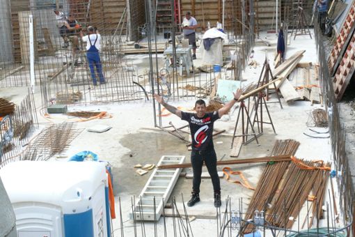 Cengiz Düzgören steht in der Baugrube und freut sich: In seinem Kopf ist das dreistöckige Bauwerk mit Kampfsport- und Fitnessstudio längst fertig.  Foto: Ungureanu