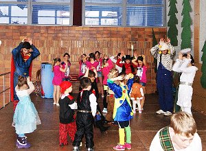 Bei der Fasnet in Nusplingen durften alle Kinder mitmachen und tanzten zu fetziger Musik. Foto: Klaiber Foto: Schwarzwälder-Bote