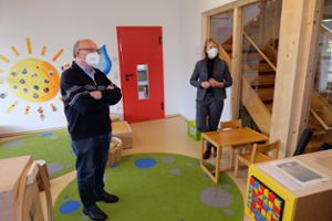 Friedrich Klein, SÖL-Gemeinderat in Geislingen, und die SPD-Landtagskandidatin Annegret Lang haben den Kindergarten Binsdorf besucht.Foto: SPD Foto: Schwarzwälder Bote
