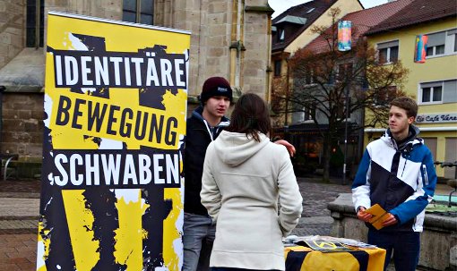 An einem Infostand vor der Balinger Stadtkirche haben Mitglieder der Identitären Bewegung am Samstag Broschüren verteilt und mit mit Passanten diskutiert.   Foto: Identitäre