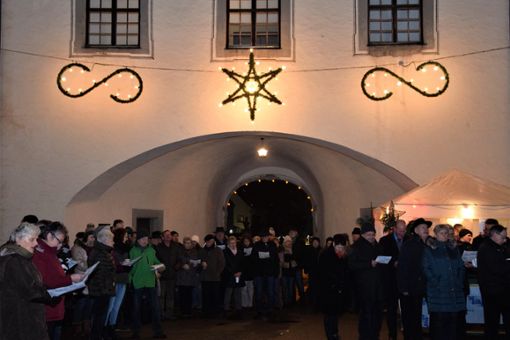 Ein Höhepunkt der Vorweihnachtszeit in Geislingen ist jedes Jahr das Adventsliedersingen im Schlosshof. Foto: Archiv Foto: Schwarzwälder Bote
