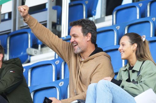 Markus Baur neben seiner Tochter Chiara bei  einem Fußballspiel der Stuttgarter Kickers im Gazi-Stadion – seit Mittwoch ist der frühere Weltmeister wieder im Handball-Geschäft. Foto: Baumann/Hansjürgen Britsch