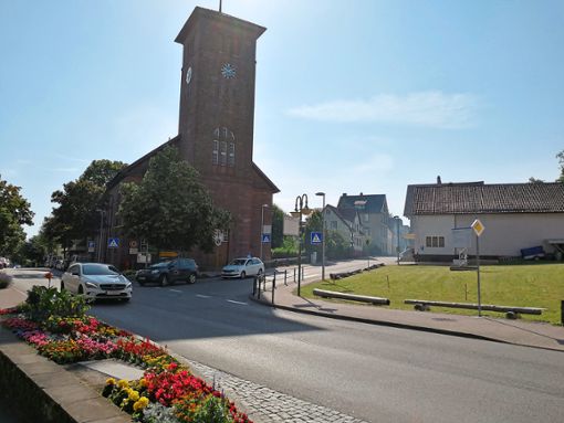 Im nächsten Jahr lässt die Gemeinde Schömberg an der evangelischen Kirche einen Kreisverkehr bauen. Außerdem wird im Auftrag des  Regierungspräsidiums Karlsruhe die Schwarzwaldstraße saniert. Foto: Mutschler Foto: Schwarzwälder Bote