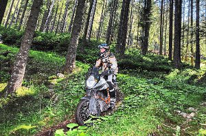 Umstritten sind die geführten Motorradtouren durch den Wald. Der Gemeinderat stimmte für eine Fortsetzung des Touristik-Angebotes.   Foto: Touratech Foto: Schwarzwälder-Bote