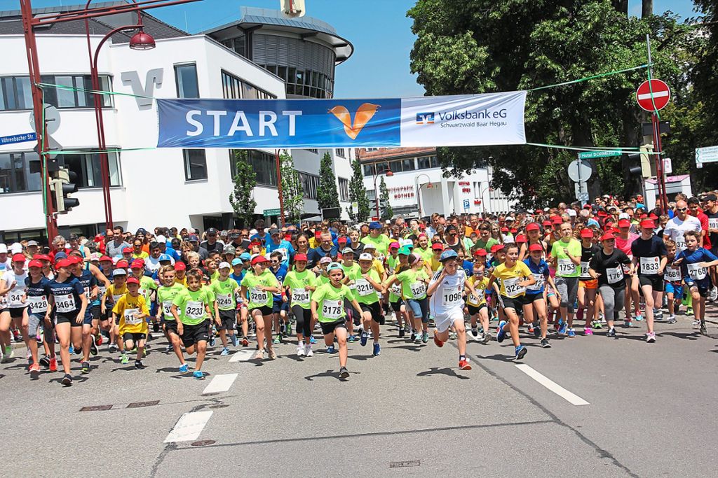 2858 Läufer starten  zwischen Volksbank und Riettor zum Villinger Stadtlauf – neuer Teilnehmerrekord.