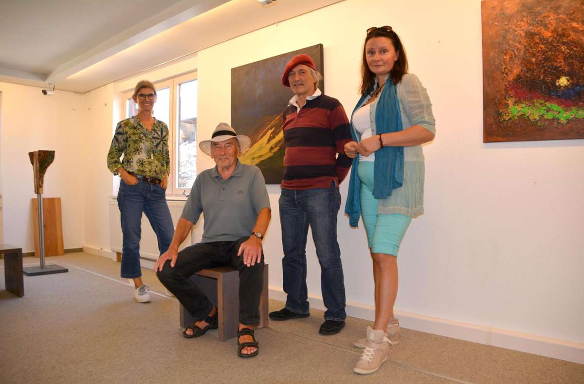 Beate Axmann (von links) Willy Heine, Wendelinus Wurth und Donata Petrov bereiten ihre Ausstellung vor. Foto: Kornfeld
