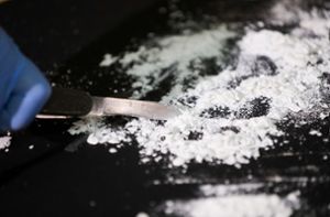 Die 30-Jährige hatte insgesamt 84 Behältnisse mit Kokain ihrem Körper. (Symbolbild) Foto: dpa/Christian Charisius