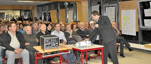 Mediator Thomas Uhlendahl (stehend) führte als Moderator durch die Bürgerversammlung in Steinach. Foto: Reutter