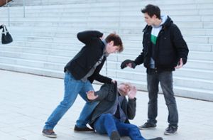 Die jungen Männer schlugen auf am Boden liegende Opfer ein. (Symbolfoto) Foto: Polizeiliche Kriminalprävention