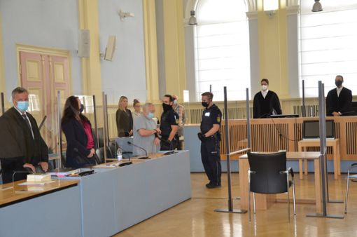 Der Angeklagte ist in Handschellen und Fußfesseln in den Gerichtssaal geführt worden.  Foto: Reich