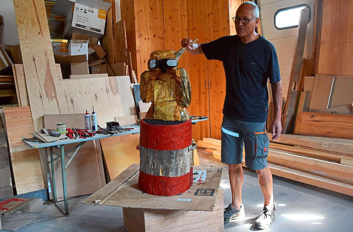 Klaus Wickersheimer ölt seinen Suchenden im letzten Arbeitsschritt ein, um die Skulptur etwas wetterfester zu machen. Foto: Sum