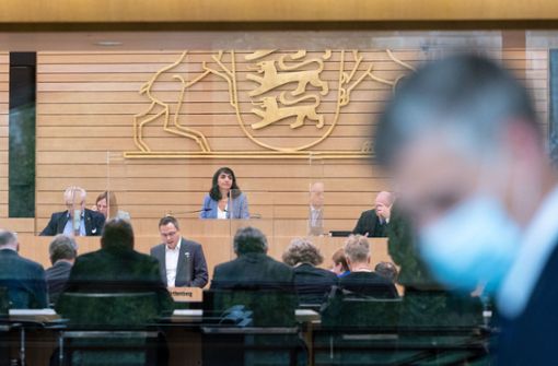 Szene aus dem Landesparlament: Landtagspräsidentin Muhterem Aras (Mitte) leitet eine Sitzung. Foto: dpa/Marijan Murat