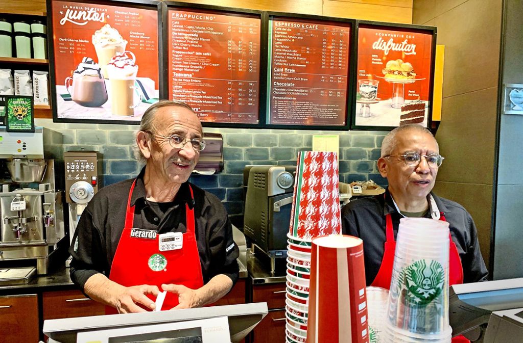 Arbeiten, weil sie wie viele Mexikaner keine Rente erhalten: Gerardo Flores (links) und Miguel Martinez sind auf den Verdienst bei Starbucks angewiesen. Der Job macht ihnen aber auch Spaß. Foto: Ehringfeld