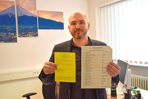 Der Schömberger Hauptamtsleiter Joachim Heppler hält die Stimmzettel für die Landtags- und die Bürgermeisterwahl am 14. März in den Händen. Am Wahltag sind in Schömberg rund 60 Helfer im Einsatz, um die Stimmen auszuzählen. Foto: Visel