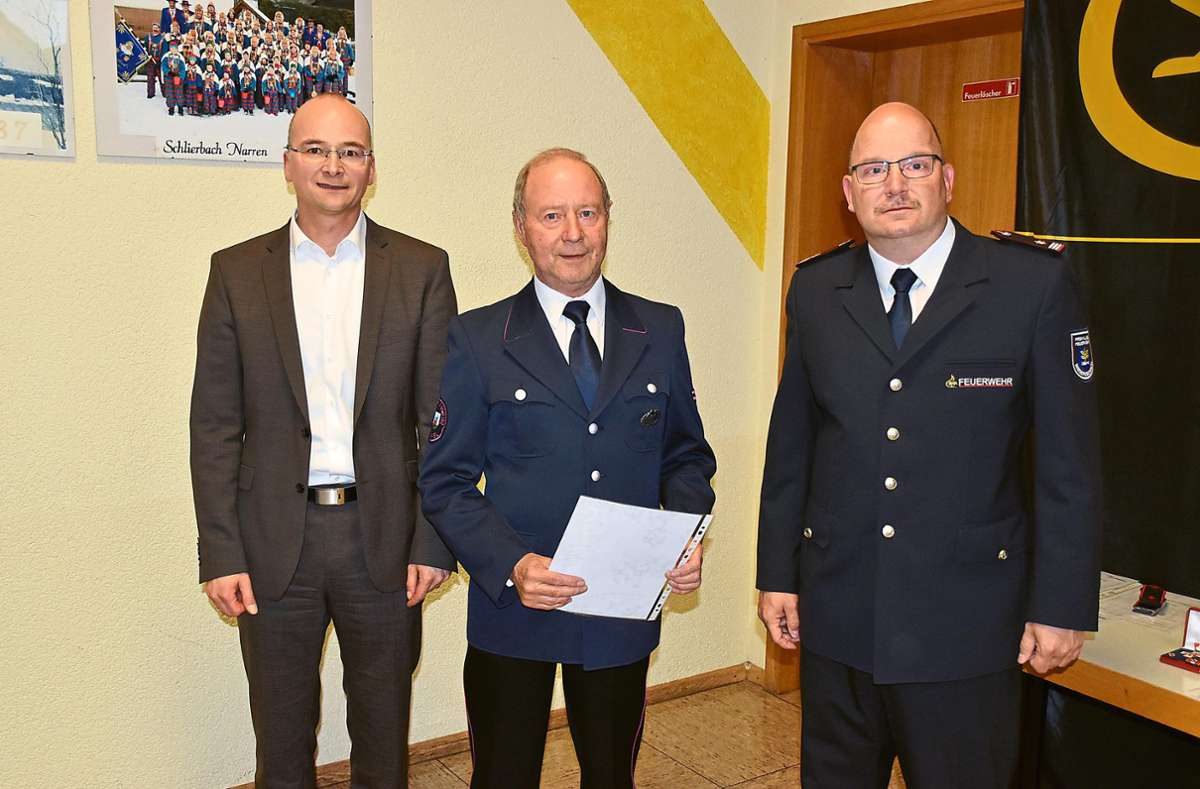 Günter Maier (Mitte) wurde von Gesamtkommandant Dierk Momper (rechts) und Bürgermeister Martin Ragg seitens der Gemeinde für 50-jährige aktive Feuerwehrtätigkeit geehrt. Foto: Bantle