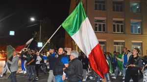 Viele Italiener zeigen in Schwenningen ihre Freude bis tief in die Nacht