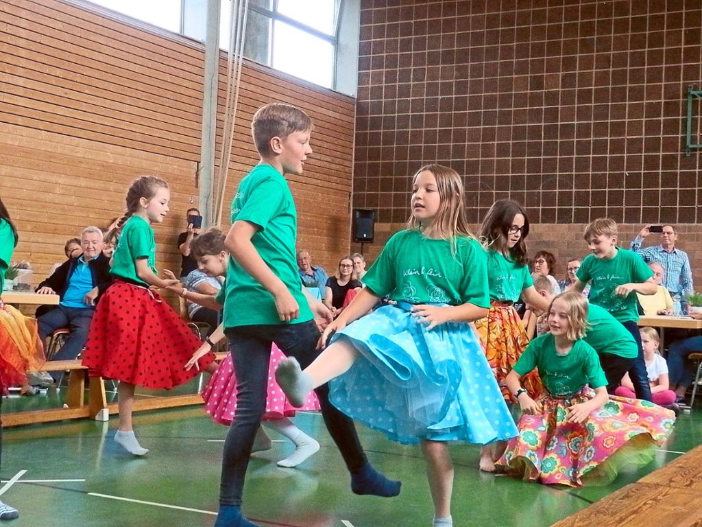 Die Grundschulkinder begeistern die Zuschauer beim Schulfest mit einem Rock ’n’ Roll-Tanz. Fotos: Stehle